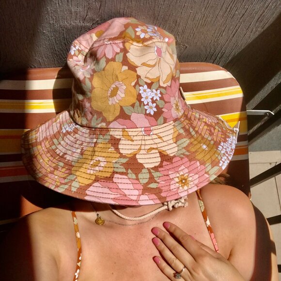 NBW Billabong x The Salty Blonde Far Out Oversized Bucket Hat - Picture 3 of 6